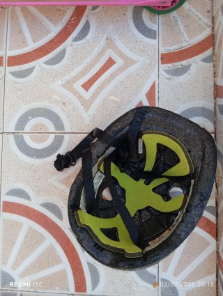 Patinete infantil con casco