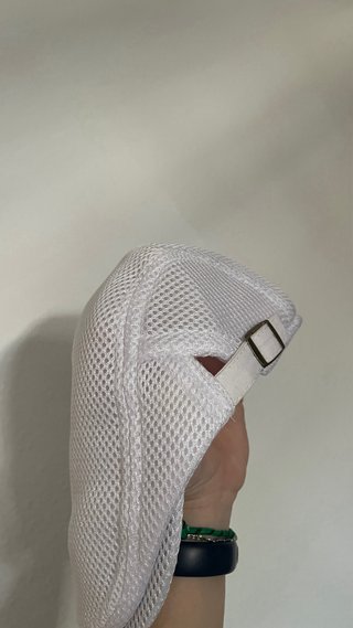 Gorra visera blanca de malla