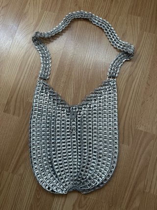 Bolso hecho a mano con anillas de lata