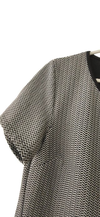 Camiseta de vestir gris y negra