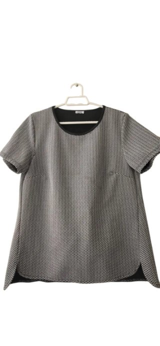 Camiseta de vestir gris y negra