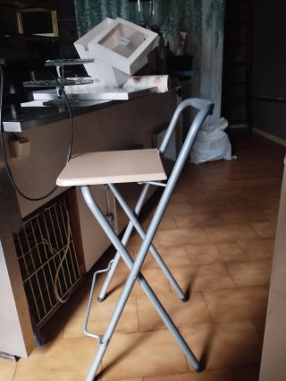 Taburetes y balda de madera