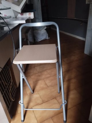 Taburetes y balda de madera