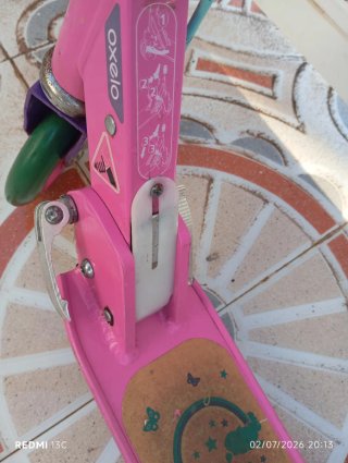 Patinete infantil rosa con casco