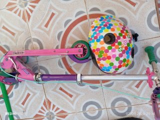 Patinete infantil rosa con casco
