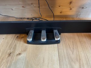 Piano Korg B1 con banquillo, mueble, 3 pedales