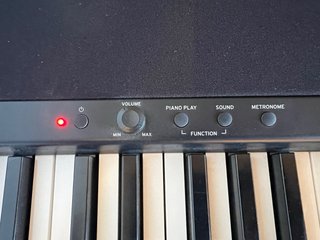 Piano Korg B1 con banquillo, mueble, 3 pedales