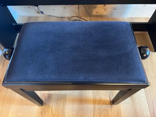 Piano Korg B1 con banquillo, mueble, 3 pedales