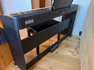 Piano Korg B1 con banquillo, mueble, 3 pedales