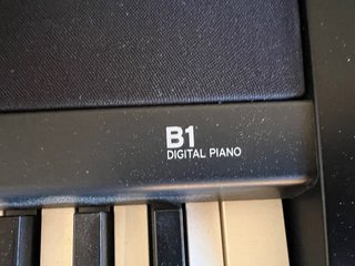 Piano Korg B1 con banquillo, mueble, 3 pedales