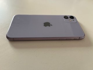iPhone 11 64GB Morado y 2 fundas