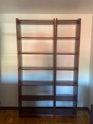 Estantería de madera oscura