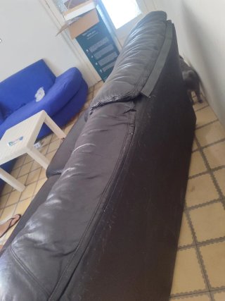 Sofá de piel negro