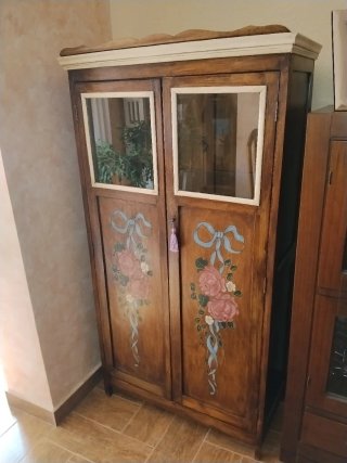 Mueble vitrina antiguo con flores