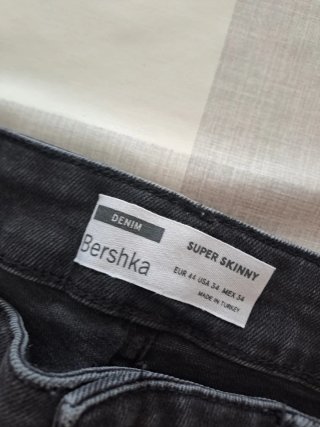 Bershka Jeans Negros Rotos Pintura