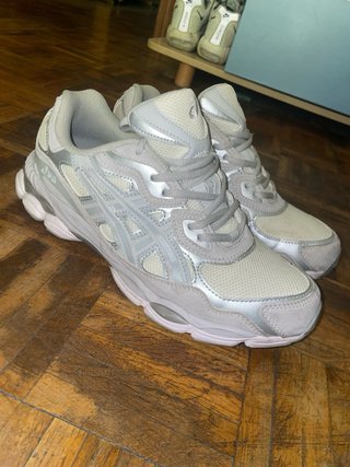 Asics plateadas y blancas talla 44