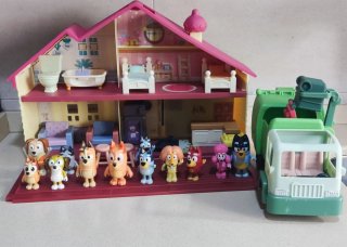 Casa de muñecas y camión de basura