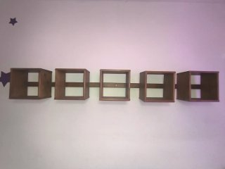 Estantería de madera de cuadrados