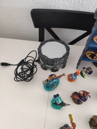 Lote Skylanders Portal + Figuras más 2 juegos