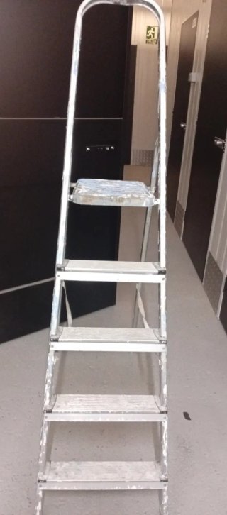 Escalera aluminio 4 peldaños