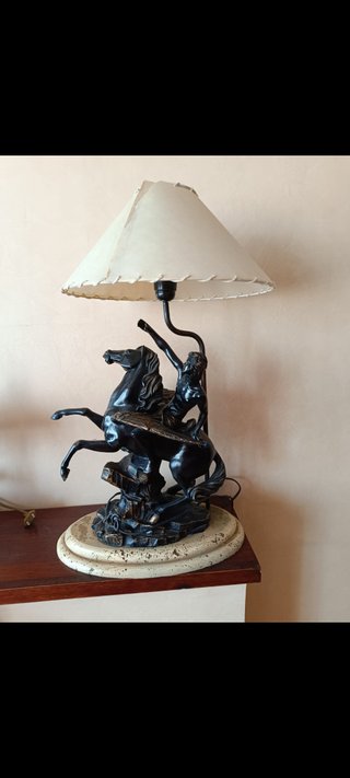 Lámpara de mesa resina figura caballo