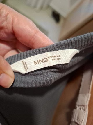 Camiseta Mango gris asimétrica talla XS