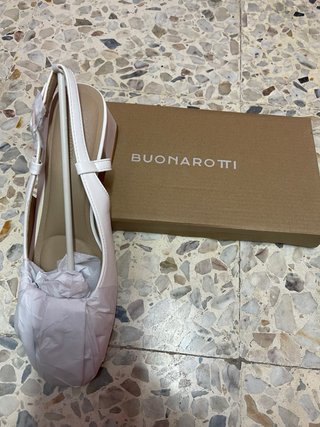 Sandalias blancas tacón bajo fiesta hebilla dorada