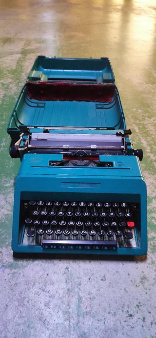 Máquina de escribir antigua maletín verde