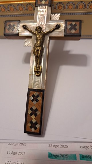 Crucifijo de Nácar y Metal