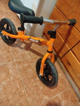 Bicicleta de equilibrio naranja