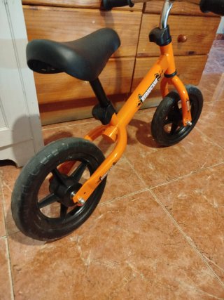 Bicicleta de equilibrio naranja