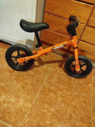Bicicleta de equilibrio naranja