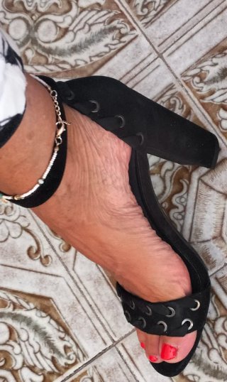 Zapatos de tacón negros con cordones