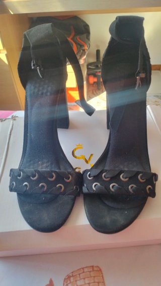 Zapatos de tacón negros con cordones