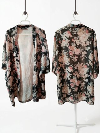 Kimono floral negro y rosa