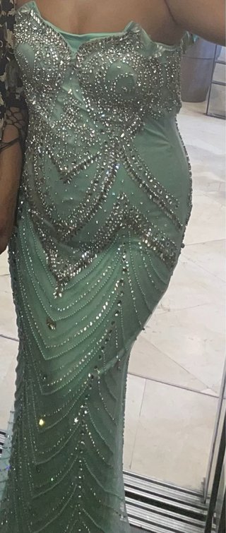 Vestido verde con pedrería plateada