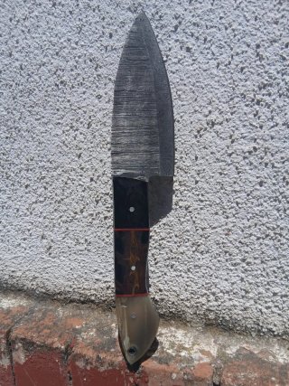 Cuchillo de caza con funda de cuero