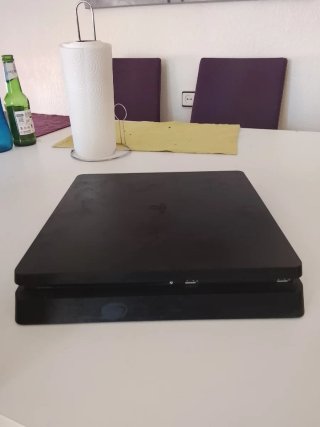 PS4 con 2 mandos y 3 juegos(cables incluidos)