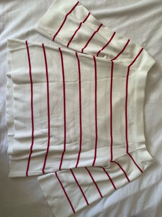 Camiseta de rayas rojas y blancas.