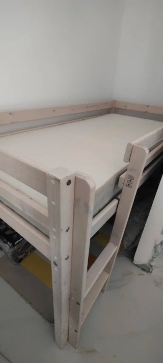 Cama infantil Jysk con tobogán