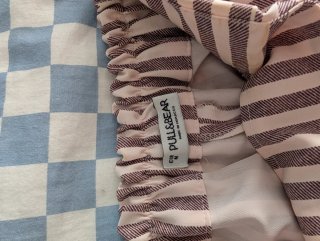 Pantalones cortos a rayas moradas y rosas claras.