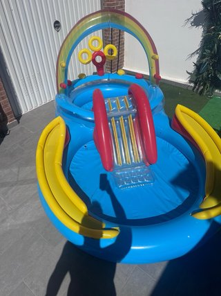 Piscina hinchable infantil con tobogán.