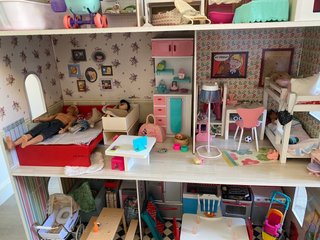 Casa de muñecas con muebles , accesorios y muñecas