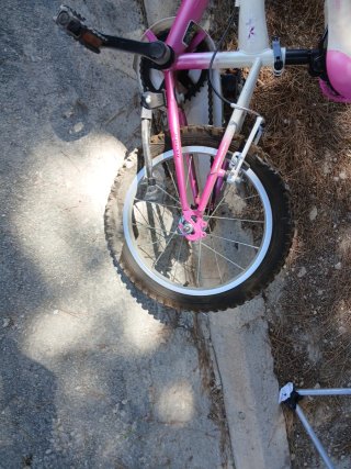 Bicicleta infantil rosa con cesta