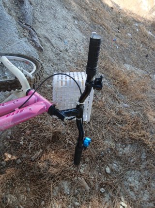 Bicicleta infantil rosa con cesta