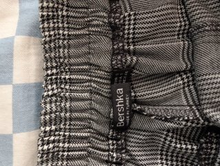 Pantalones de cuadros grises y blancos