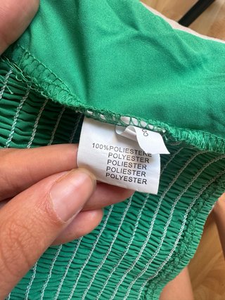 Top verde con volantes estilo corsé