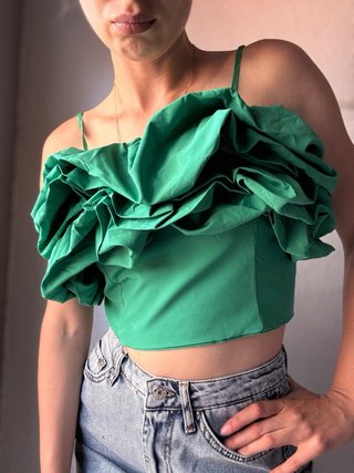 Top verde con volantes estilo corsé
