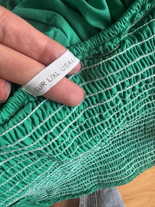 Top verde con volantes estilo corsé