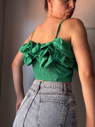 Top verde con volantes estilo corsé